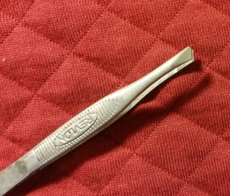 Tweezers for pulling on loose threads after cutting Tweezers for pulling on loose threads after cutting